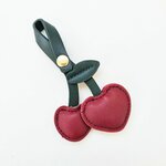 Bag Charm Kers donkergroen/rood