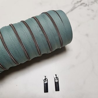 Rits cedergroen met mat zwart oxide tandjes 4 mm