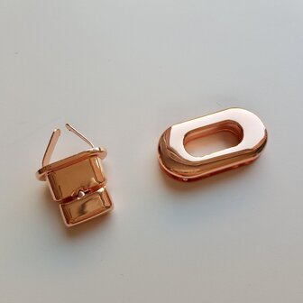 Twist lock oval rose gold