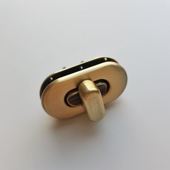 Twist lock oval antique brass