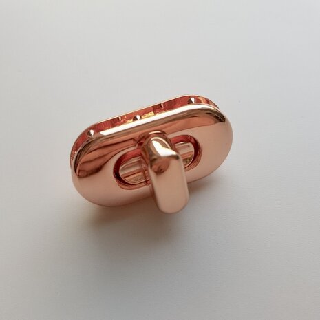 Twist lock oval rose gold